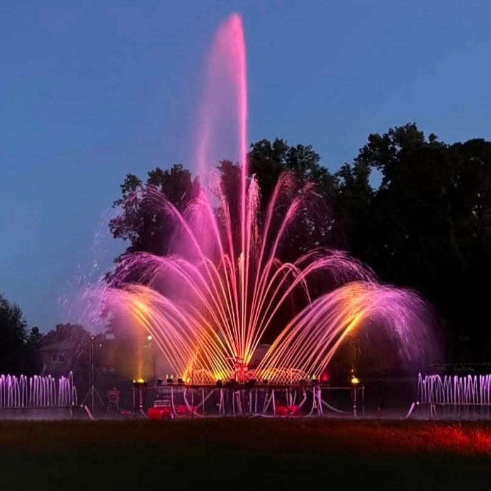 Leuchtende Wasserfontänen beim Lichtblütenfestival in Kamern